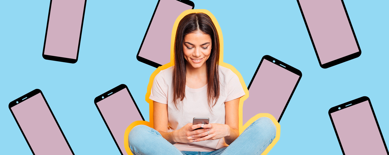 Chica con su celular sobre un fondo celeste